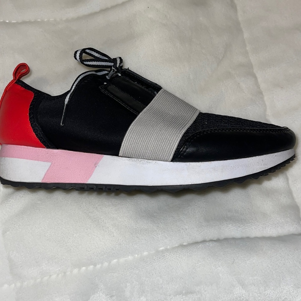 Steve Madden size 6 sneakers